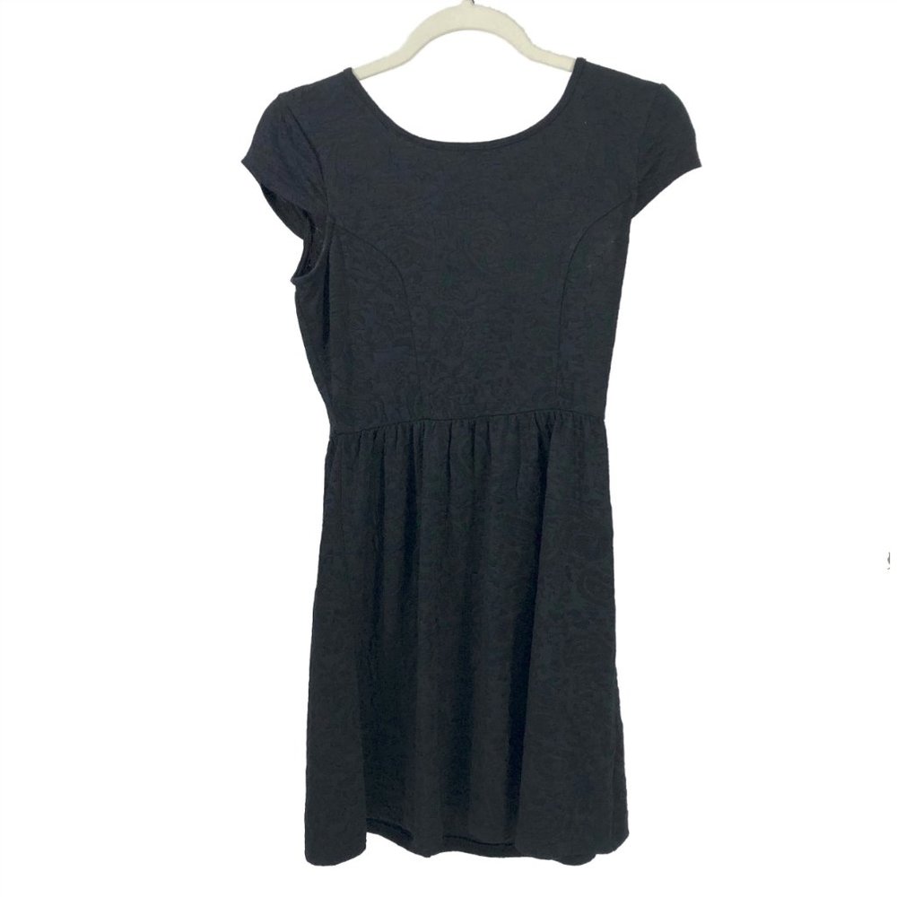 EUC Speechless Exposed Back Zipper Black Dress embossed Lace Pattern Size Small